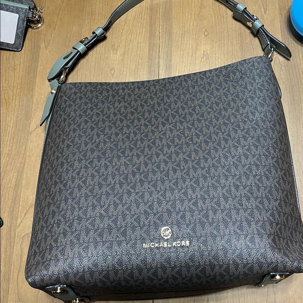 Michael Kors gorgeous shoulder bag. Brand New Excellent Condition